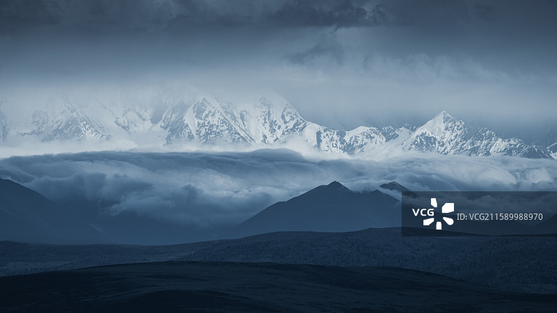 中国四川甘孜州高尔寺贡嘎雪山风光图片素材