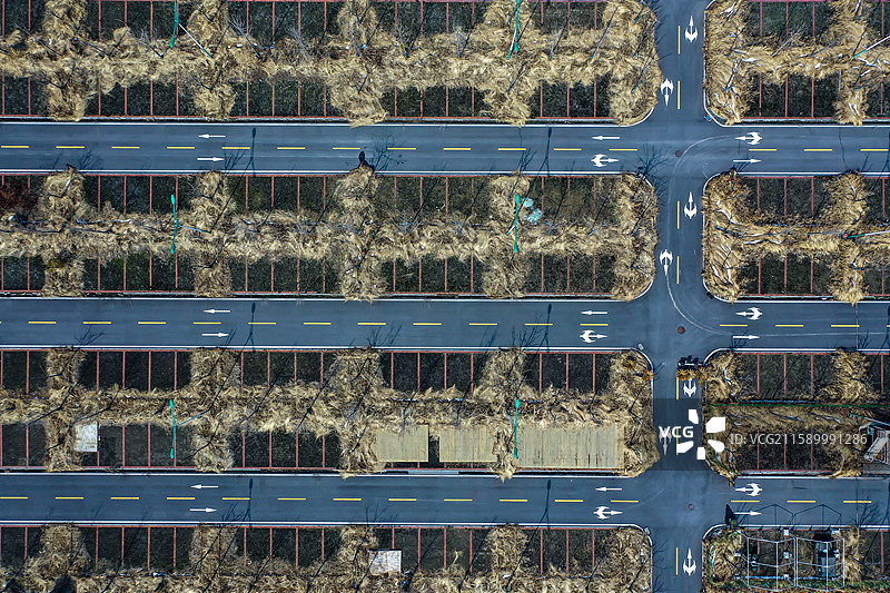 湖北潜江高视角下的停车场和道路图片素材