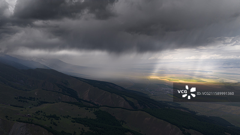 骤雨与晴光的拉锯图片素材