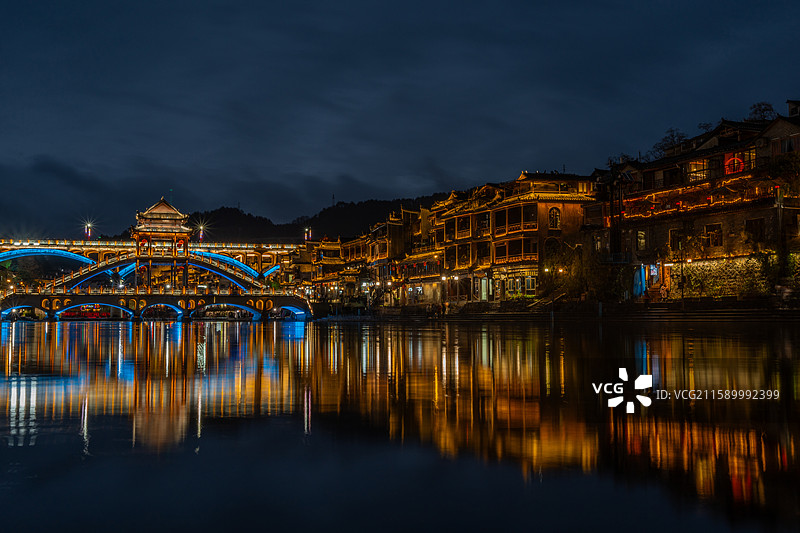 湖南湘西凤凰古城夜景图片素材