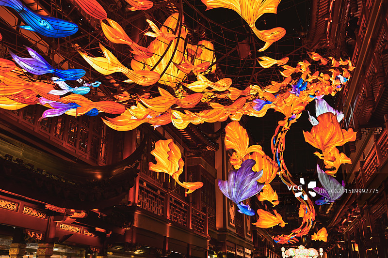 上海元宵节豫园灯会大鱼海棠灯笼图片素材