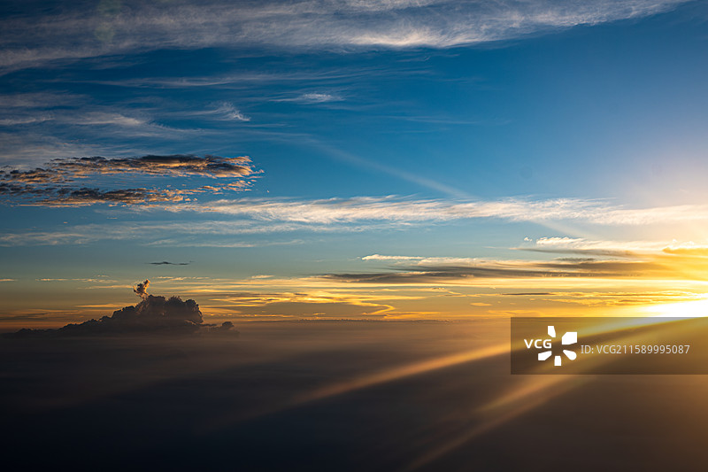 国产飞机C919上看日落晚霞图片素材