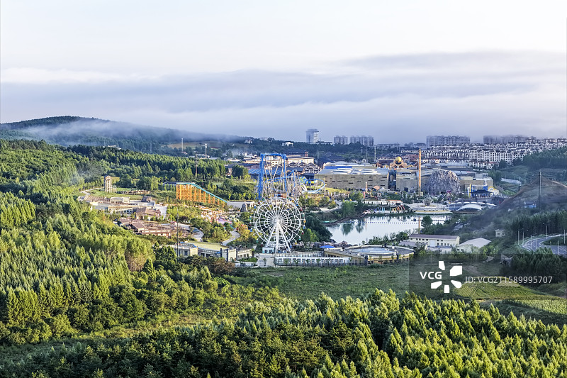 航拍云海下的延吉恐龙王国全景图片素材