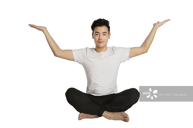 青年男人练瑜伽图片素材