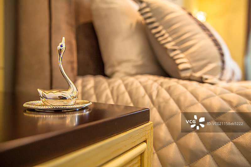 床头的银质小天鹅图片素材