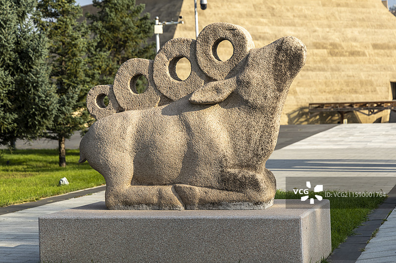 蓝天白云下的内蒙古呼和浩特市王昭君博物院昭君墓：石像生图片素材