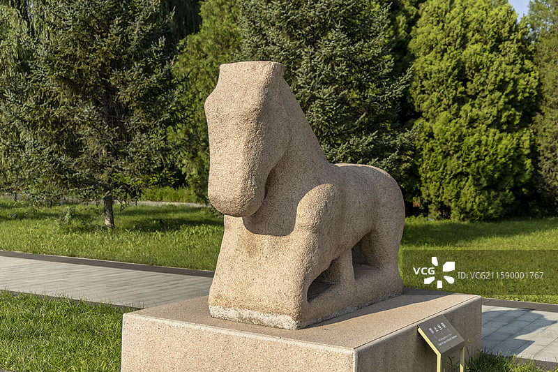 蓝天白云下的内蒙古呼和浩特市王昭君博物院昭君墓：石像生图片素材
