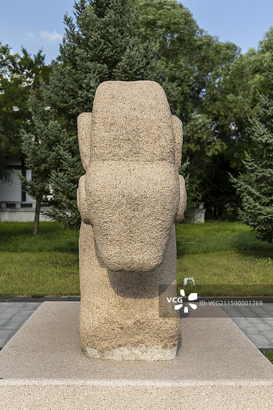 蓝天白云下的内蒙古呼和浩特市王昭君博物院昭君墓：石像生图片素材