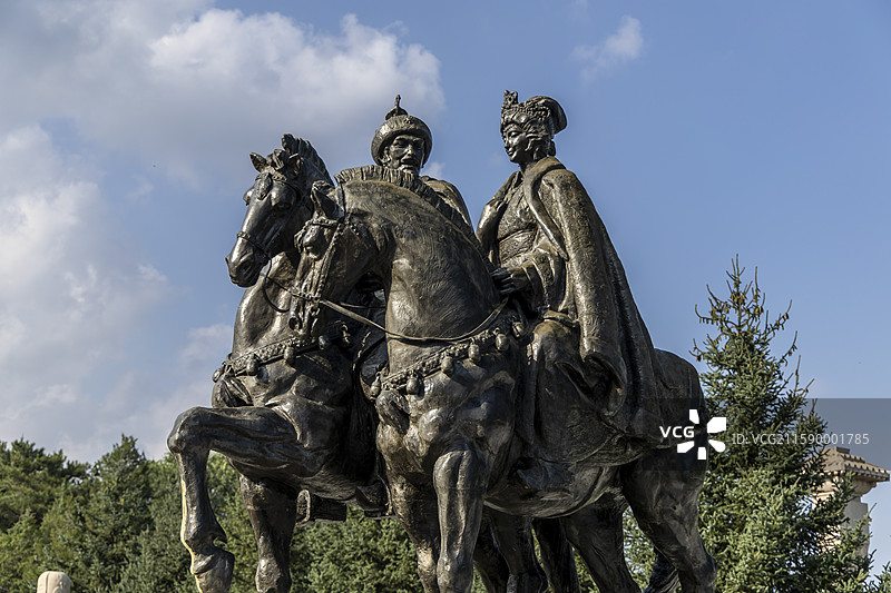 蓝天白云下的内蒙古呼和浩特市王昭君博物院昭君墓：和亲铜像图片素材