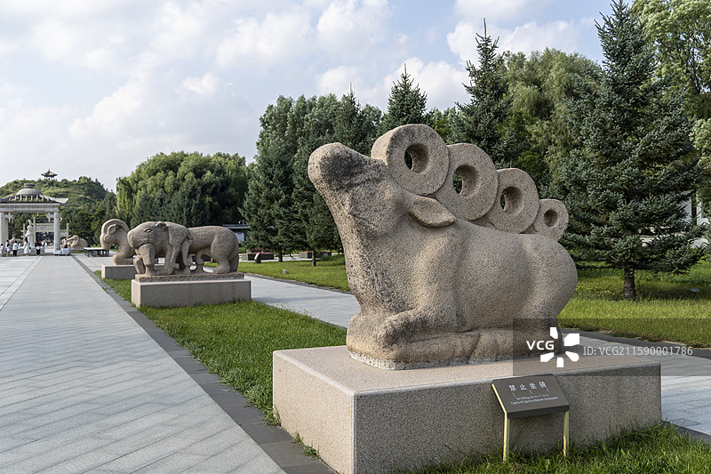 蓝天白云下的内蒙古呼和浩特市王昭君博物院昭君墓：石像生图片素材