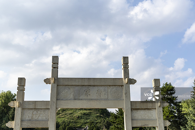蓝天白云下的内蒙古呼和浩特市王昭君博物院昭君墓：青冢牌坊图片素材