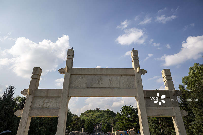 蓝天白云下的内蒙古呼和浩特市王昭君博物院昭君墓：青冢牌坊图片素材