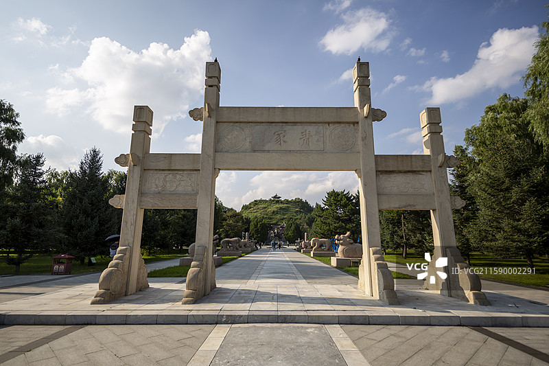 蓝天白云下的内蒙古呼和浩特市王昭君博物院昭君墓：青冢牌坊图片素材