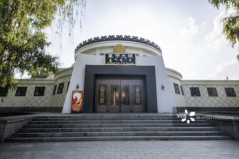 蓝天白云下的内蒙古呼和浩特市王昭君博物院昭君墓：单于大帐图片素材