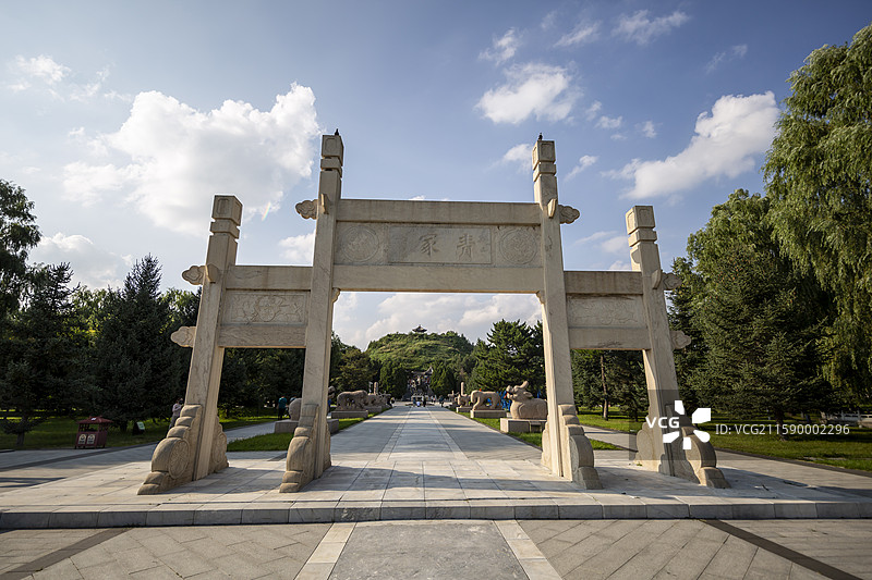 蓝天白云下的内蒙古呼和浩特市王昭君博物院昭君墓：青冢牌坊图片素材