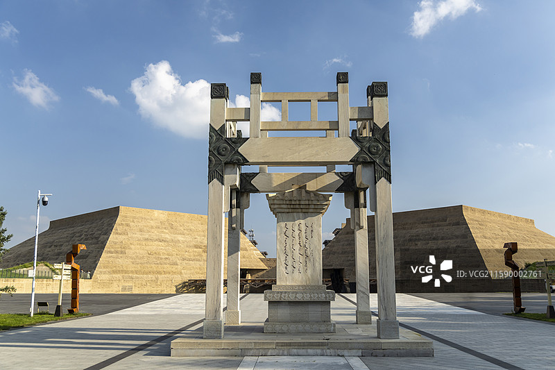 蓝天白云下的内蒙古呼和浩特市王昭君博物院昭君墓：董必武题诗碑亭（董老碑）图片素材