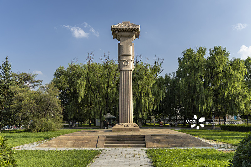 蓝天白云下的内蒙古呼和浩特市王昭君博物院昭君墓：方柱图片素材