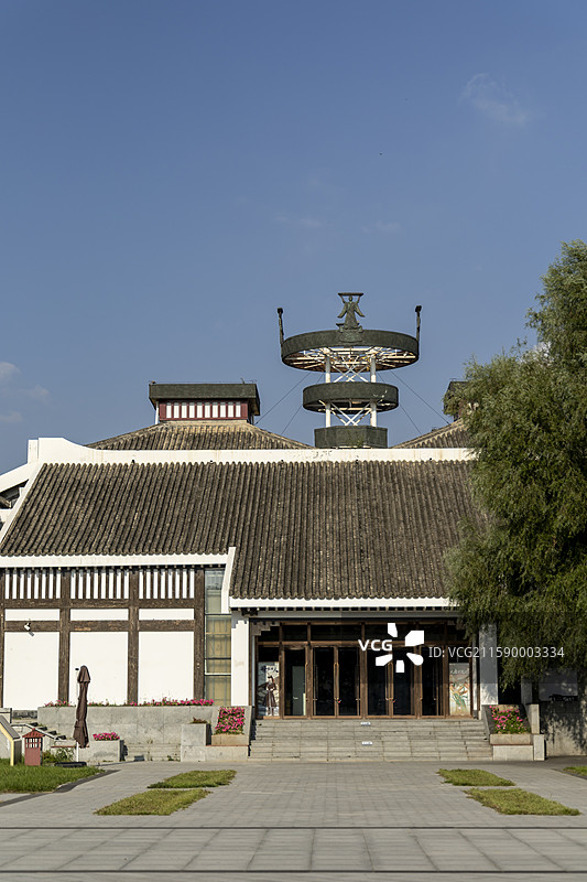 蓝天白云下的内蒙古呼和浩特市王昭君博物院昭君墓：建筑一角图片素材