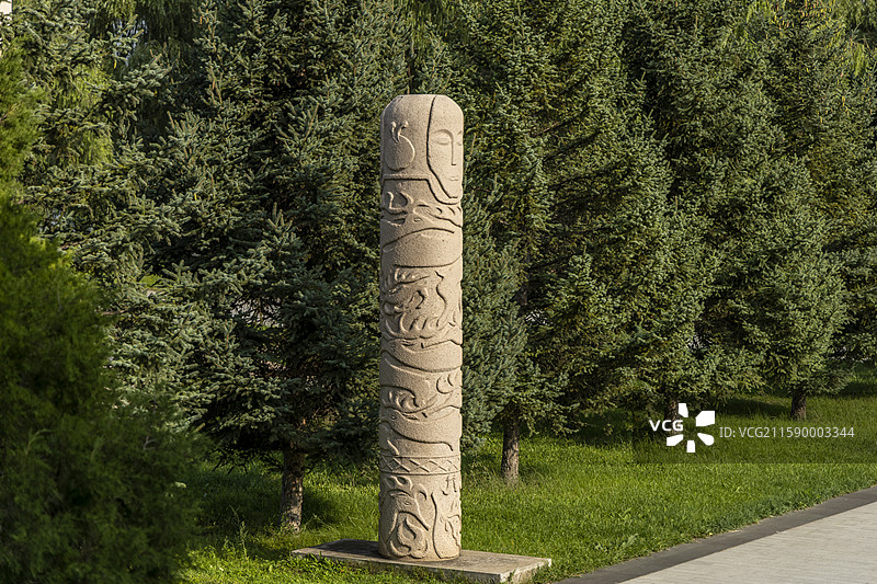 蓝天白云下的内蒙古呼和浩特市王昭君博物院昭君墓：匈奴鹿石图片素材