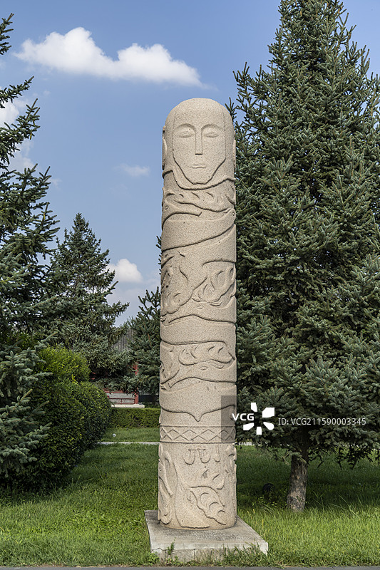 蓝天白云下的内蒙古呼和浩特市王昭君博物院昭君墓：匈奴鹿石图片素材