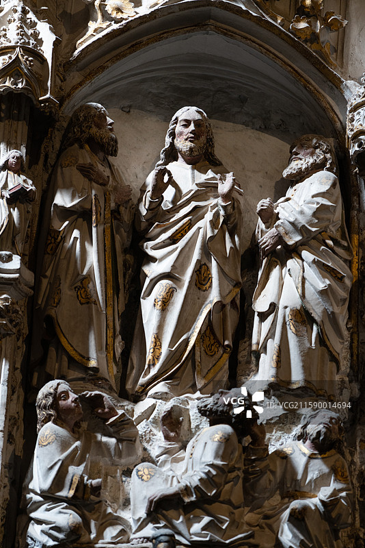 西班牙马德里教堂里阿拉菲德耶稣雕像周围环图片素材