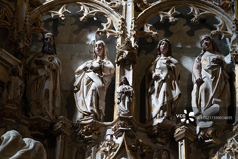 西班牙马德里教堂里阿拉夫男女雕像图片素材