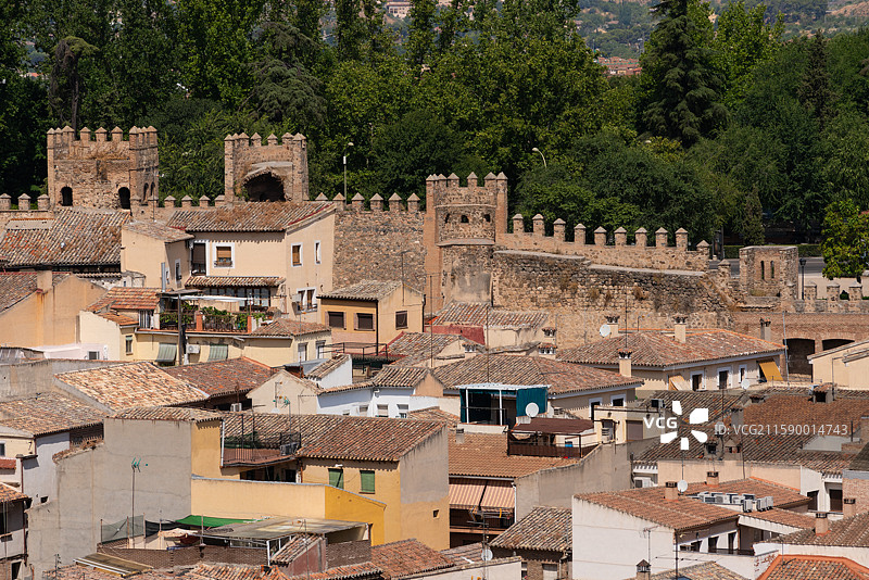 西班牙马德里阿拉法特俯瞰一座拥有钟楼和几图片素材