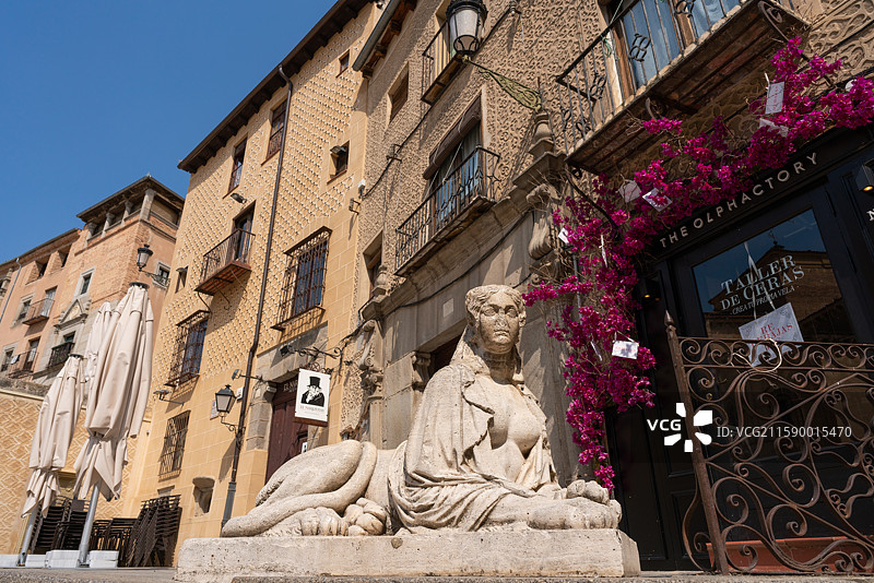 西班牙塞哥维亚有一尊坐在石块上女人雕像图片素材