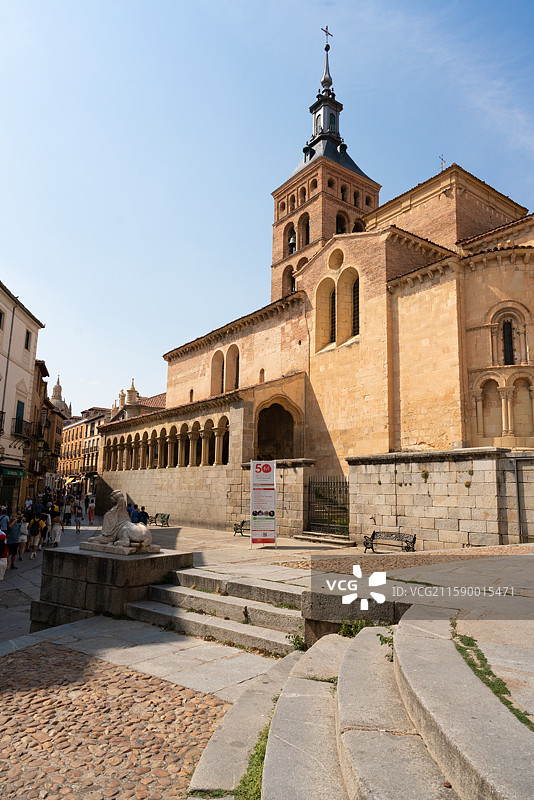 西班牙塞哥维亚庭院中央有一栋带钟楼大楼图片素材