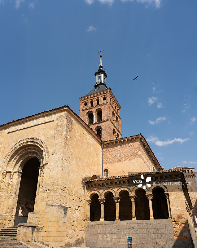 西班牙塞哥维亚有一座大楼楼上有一座钟楼图片素材