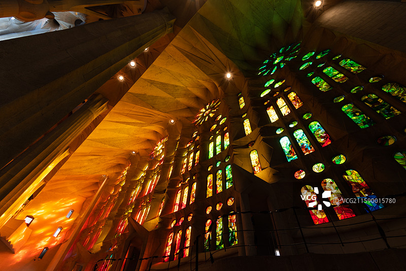 西班牙巴塞罗那教堂彩色玻璃窗阿拉夫德视图图片素材