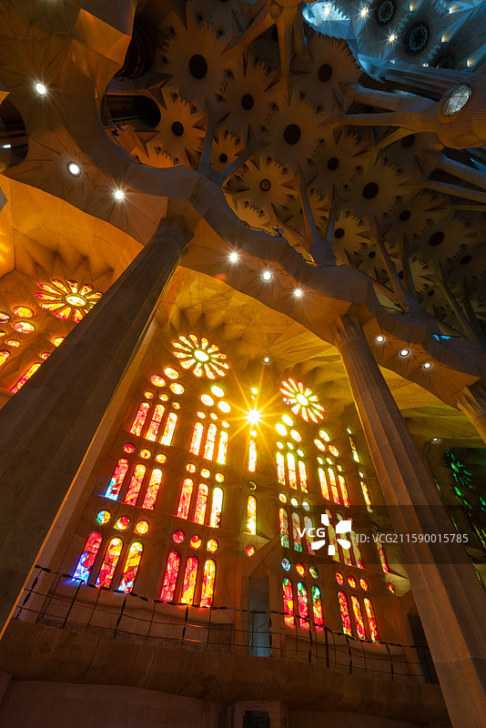 西班牙巴塞罗那带有彩色玻璃窗和星星装饰天图片素材
