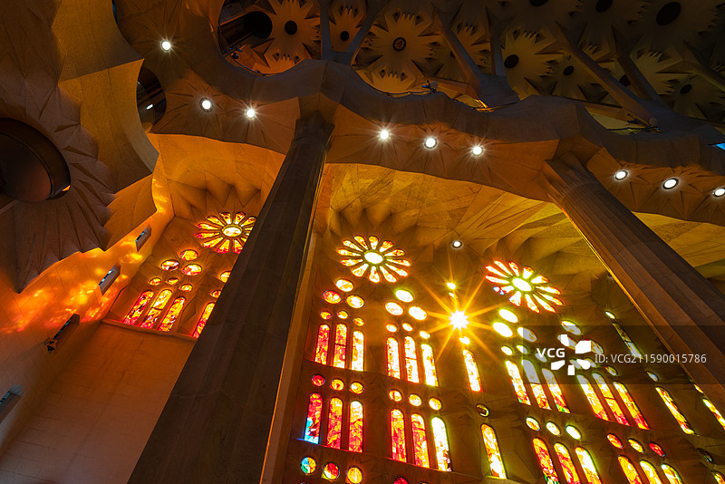 西班牙巴塞罗那带有彩色玻璃窗教堂官方建筑图片素材