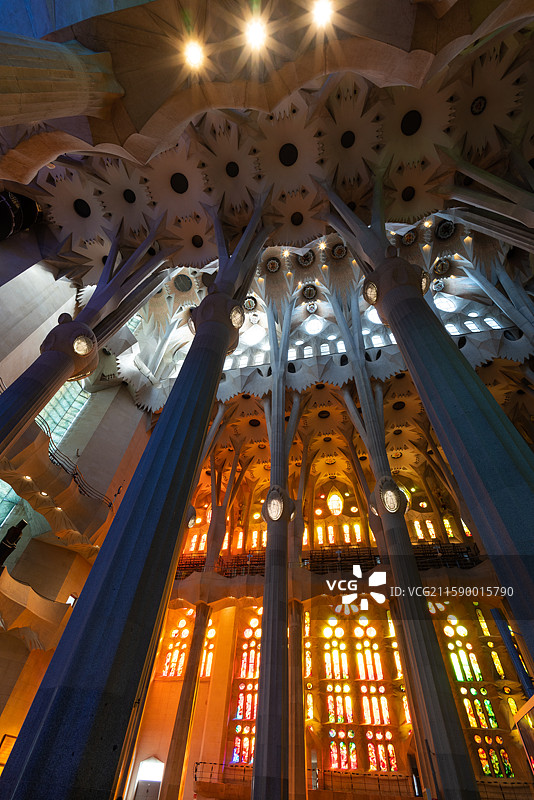 西班牙巴塞罗那带有钟楼和彩色玻璃窗大教堂图片素材