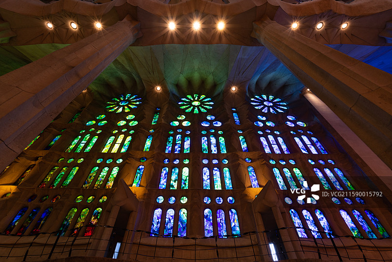 西班牙巴塞罗那大教堂彩色玻璃窗景观图片素材