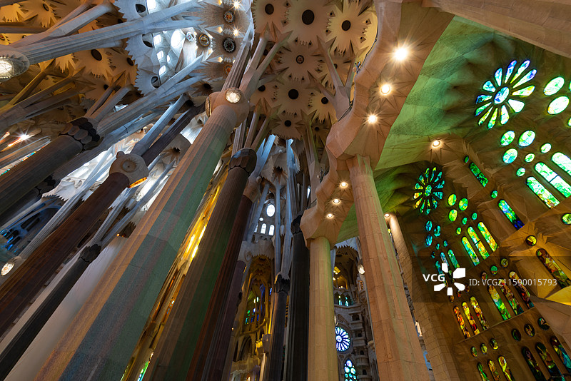 西班牙巴塞罗那带有彩色玻璃窗和柱子大教堂图片素材