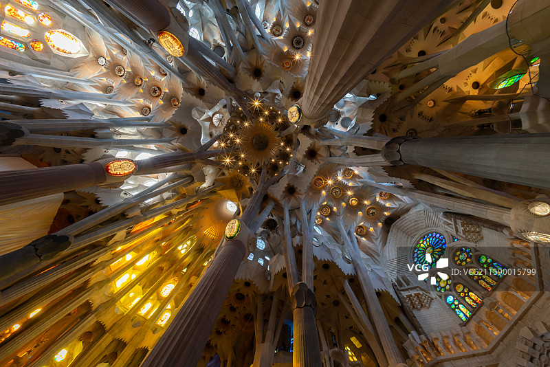 西班牙巴塞罗那带有圆形天花板和彩色玻璃窗图片素材