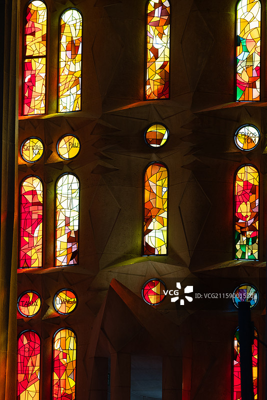 西班牙巴塞罗那一栋有很多彩色玻璃窗建筑特图片素材