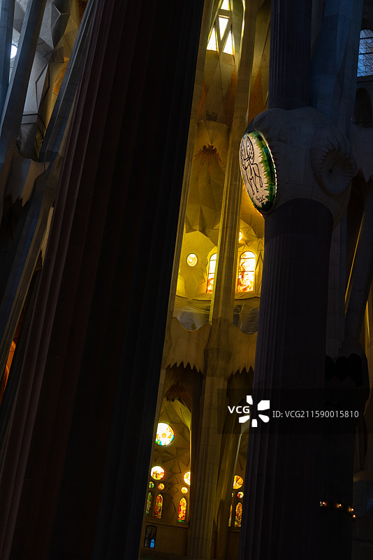 西班牙巴塞罗那带有彩色玻璃窗大教堂里时钟图片素材