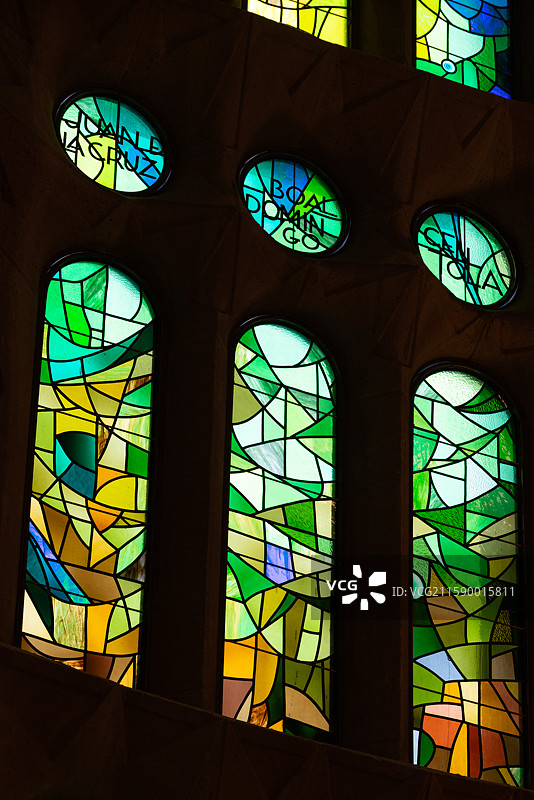 西班牙巴塞罗那彩色玻璃窗特写上面有一个时图片素材