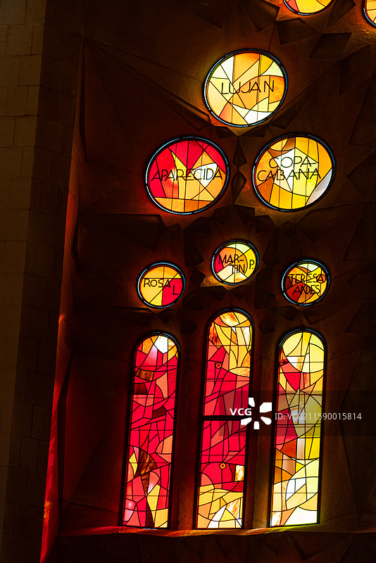 西班牙巴塞罗那建筑物彩色玻璃窗特写图片素材