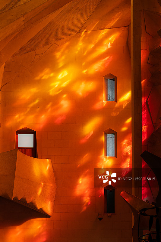 西班牙巴塞罗那阳光透过窗户照射到建筑物墙图片素材