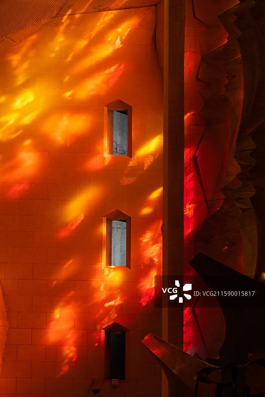 西班牙巴塞罗那阳光透过窗户照射到挂着钟墙图片素材