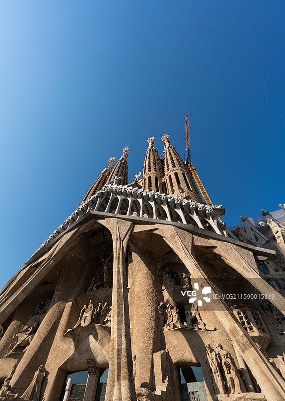 西班牙巴塞罗那带有钟楼大教堂建筑风格图片素材