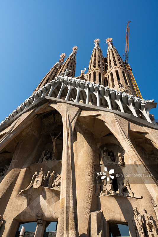 西班牙巴塞罗那顶部装有起重机建筑物桁架结图片素材