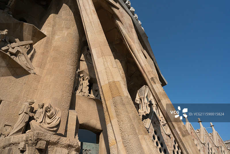 西班牙巴塞罗那顶部有时钟阿拉夫建筑图片素材