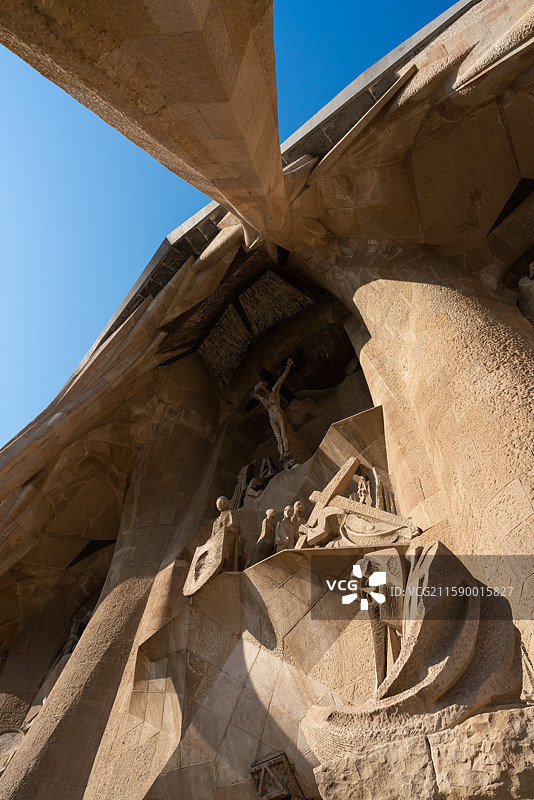 西班牙巴塞罗那阿拉菲德雕像一座建筑上十字图片素材