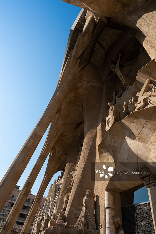 西班牙巴塞罗那有一座大楼侧面有一座雕像图片素材