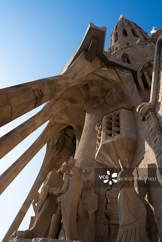 西班牙巴塞罗那阿拉菲德雕像一名男子手持大图片素材