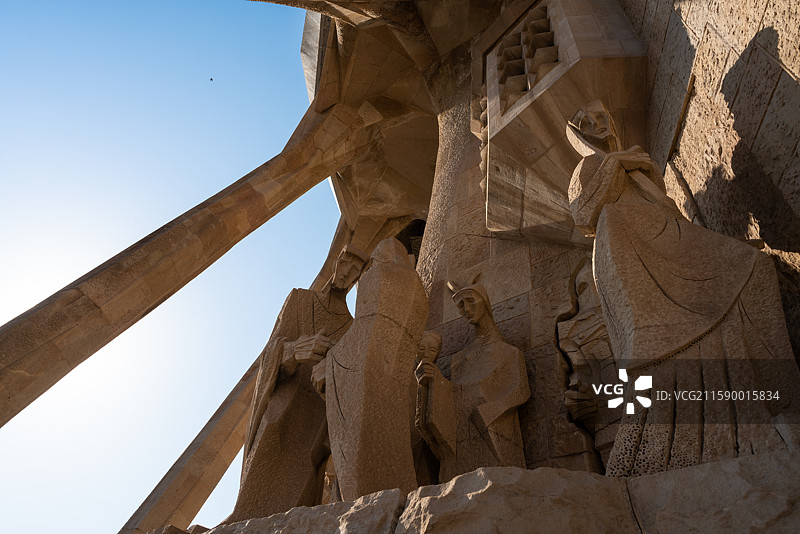 西班牙巴塞罗那墙上有一群人雕像图片素材